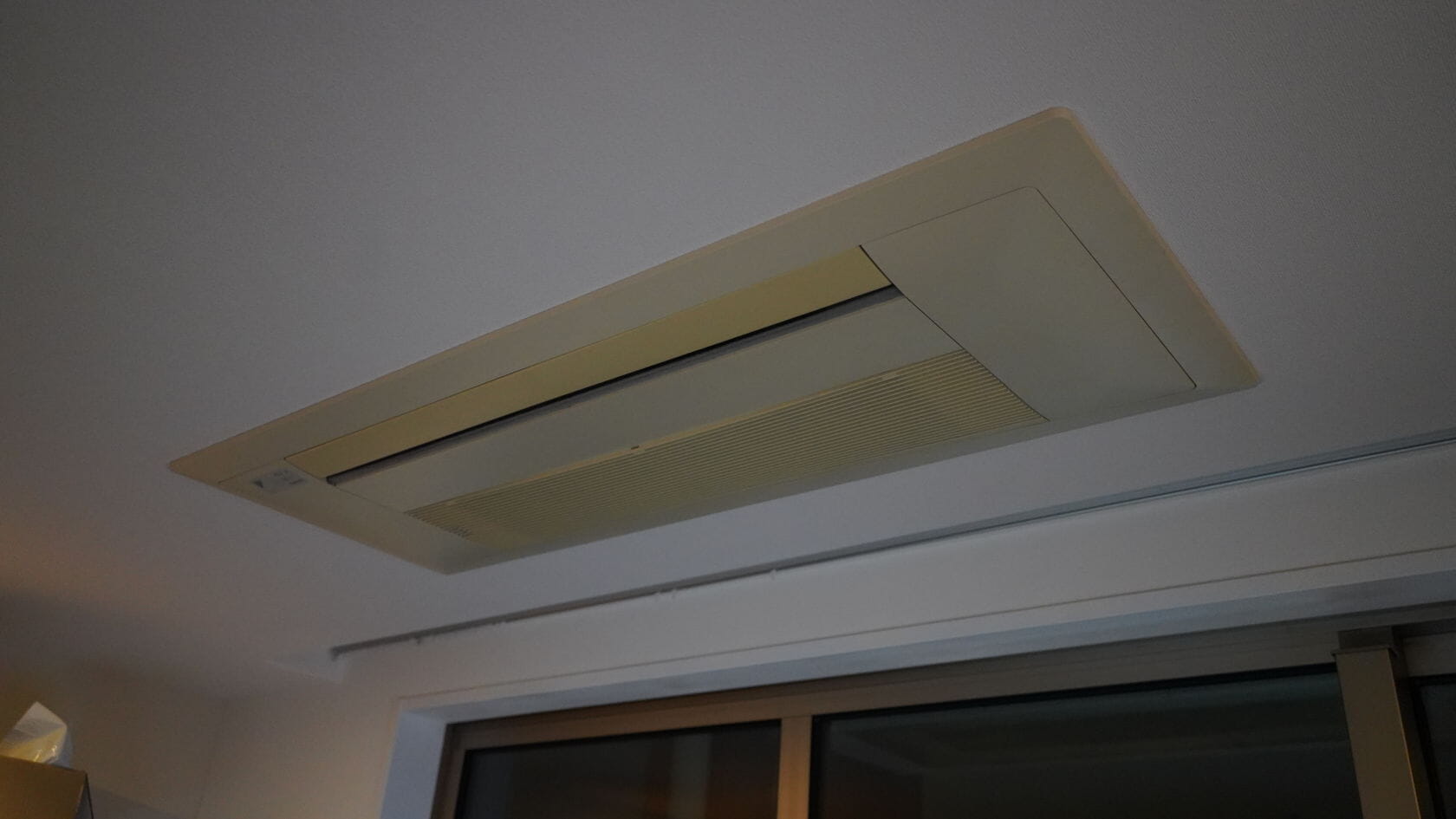 天井埋込み型エアコン